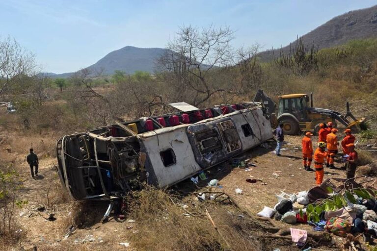 Ônibus clandestino causa acidente fatal com 15 mortos em Alagoas