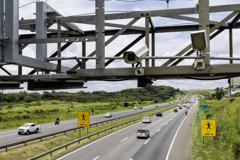 Câmeras com inteligência artificial ampliam fiscalização nas rodovias paulistas