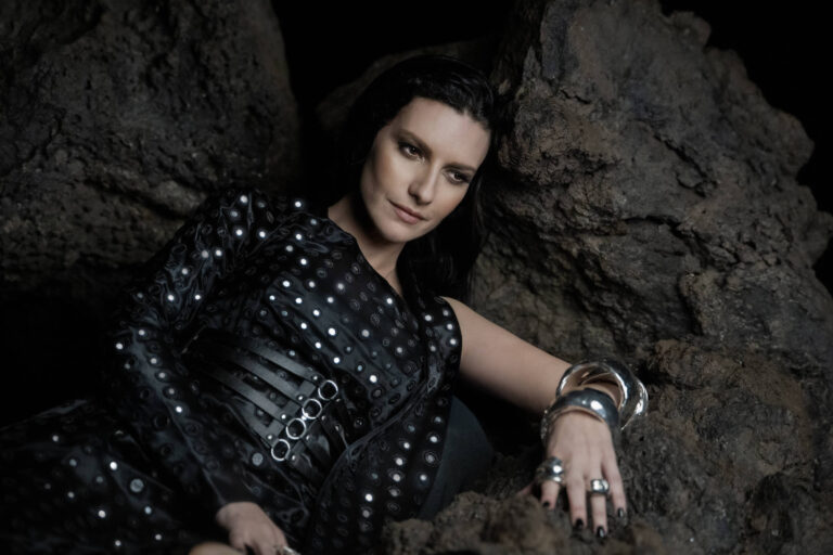 Laura Pausini lança io canto 2 com homenagens a ícones da música