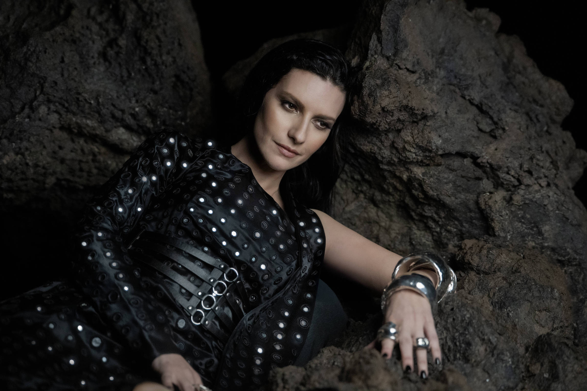 Laura Pausini lança io canto 2 com homenagens a ícones da música