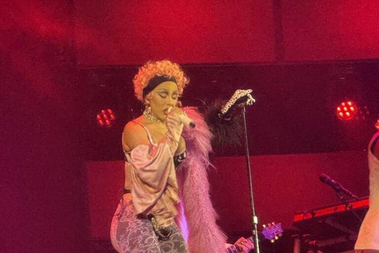 Doja Cat reinventa sensualidade e energia em show marcante em São Paulo
