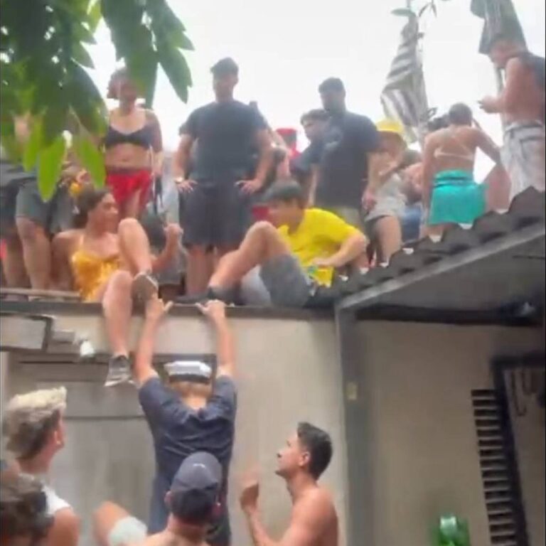Foliões enfrentam sufocamento e buscam saída por telhado em bloco no centro de São Paulo