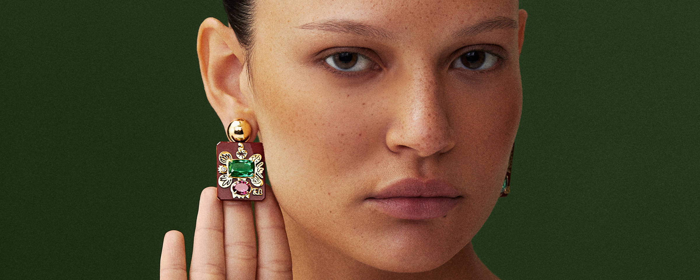 Joalherias reinventam arte em acessórios corporais sofisticados