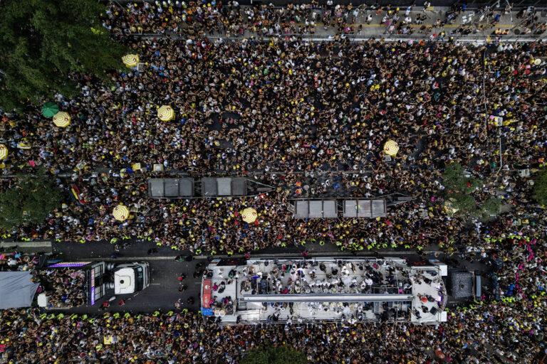 Falta de banheiros químicos gera caos no carnaval de São Paulo