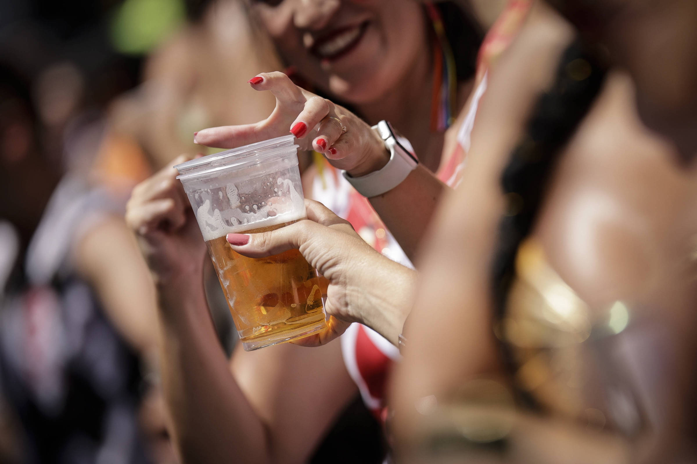 Higienizar as mãos e cuidar da alimentação previnem viroses no carnaval 2026