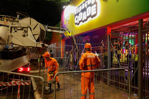 Esgoto estoura e causa alagamento na entrada do camarote da Prefeitura no Carnaval de São Paulo