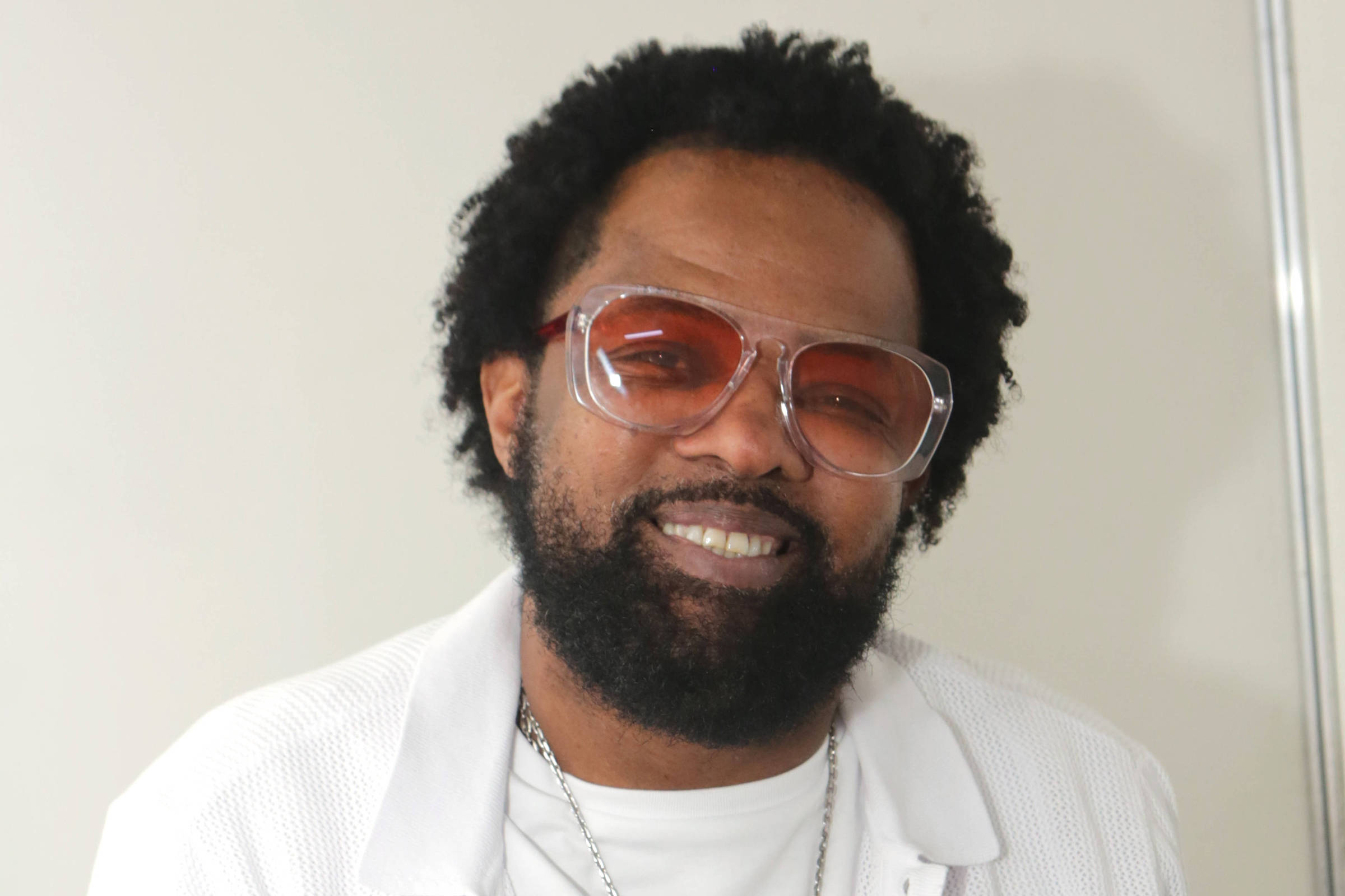 Xande de Pilares celebra emoção ao cantar no espaço de Zeca Pagodinho