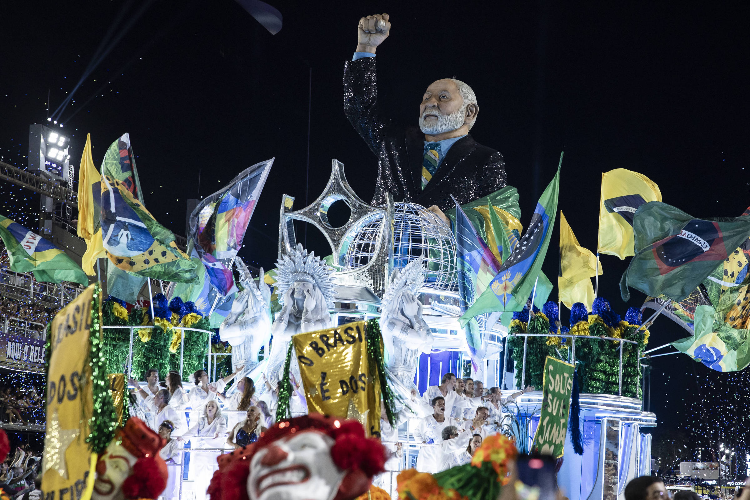 Acadêmicos de Niterói denuncia perseguição política após desfile em homenagem a Lula
