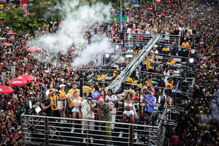 Salvador enfrenta atrasos e conflitos entre blocos no encerramento do Carnaval 2026