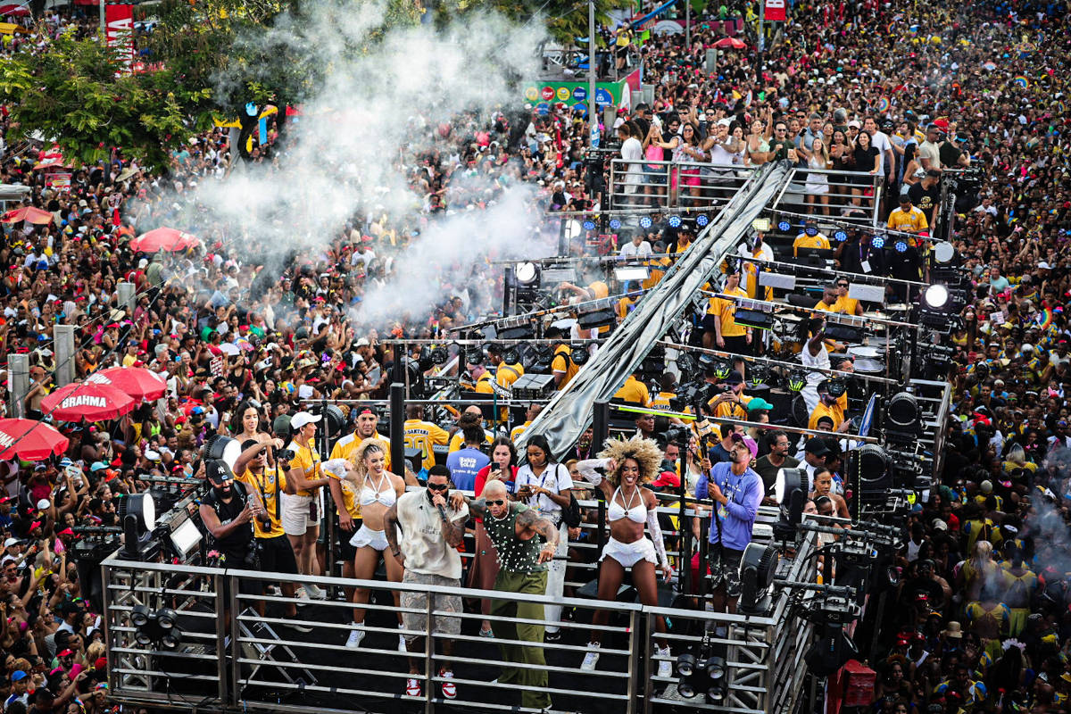 Salvador enfrenta atrasos e conflitos entre blocos no encerramento do Carnaval 2026
