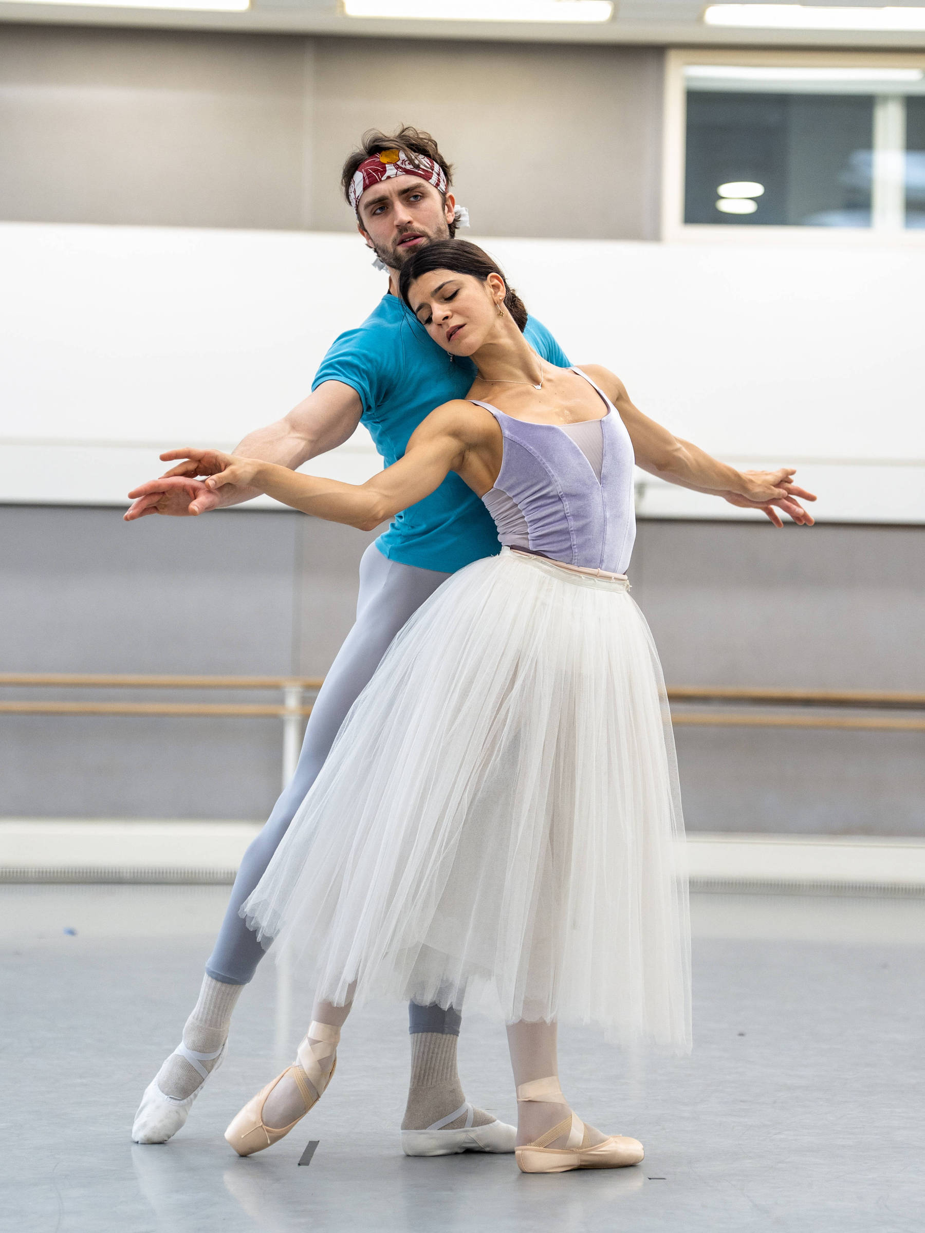 Brasileiras protagonizam diferentes versões do balé giselle em Londres