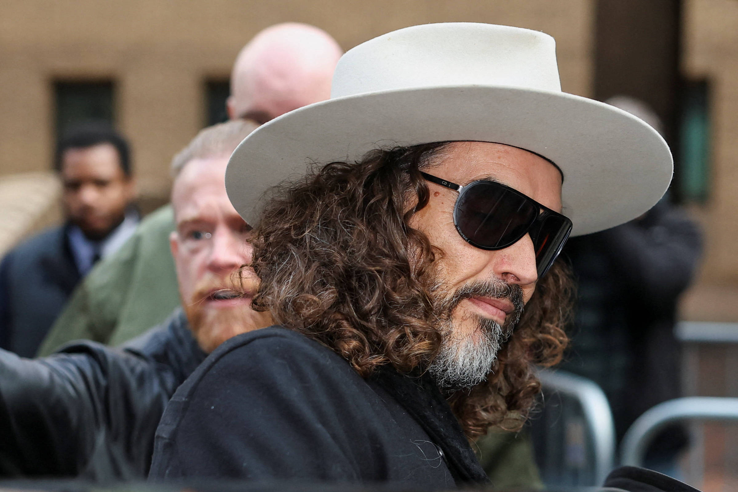 Russell Brand nega acusações de estupro e violência sexual em Londres