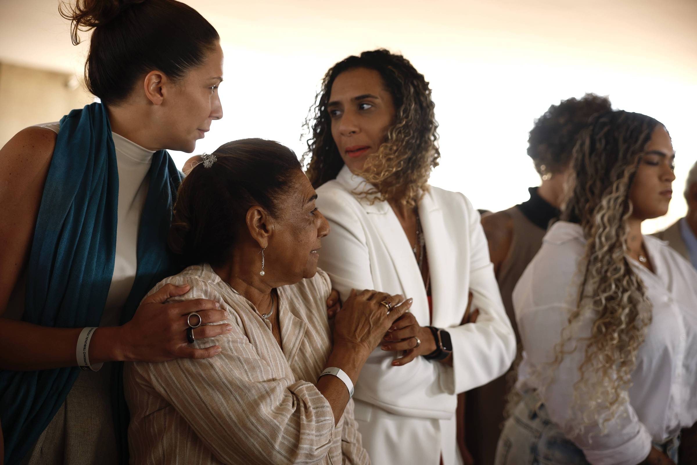 Familiares comemoram condenação dos mandantes do assassinato de Marielle Franco pelo STF