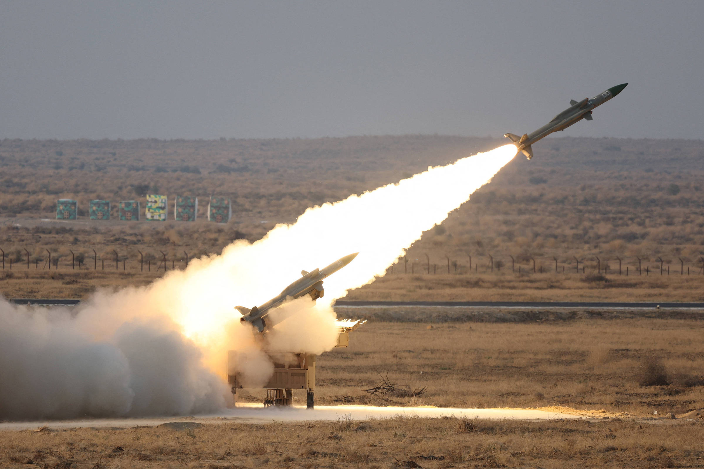 Índia demonstra poder aéreo próximo à fronteira com Paquistão em exercício