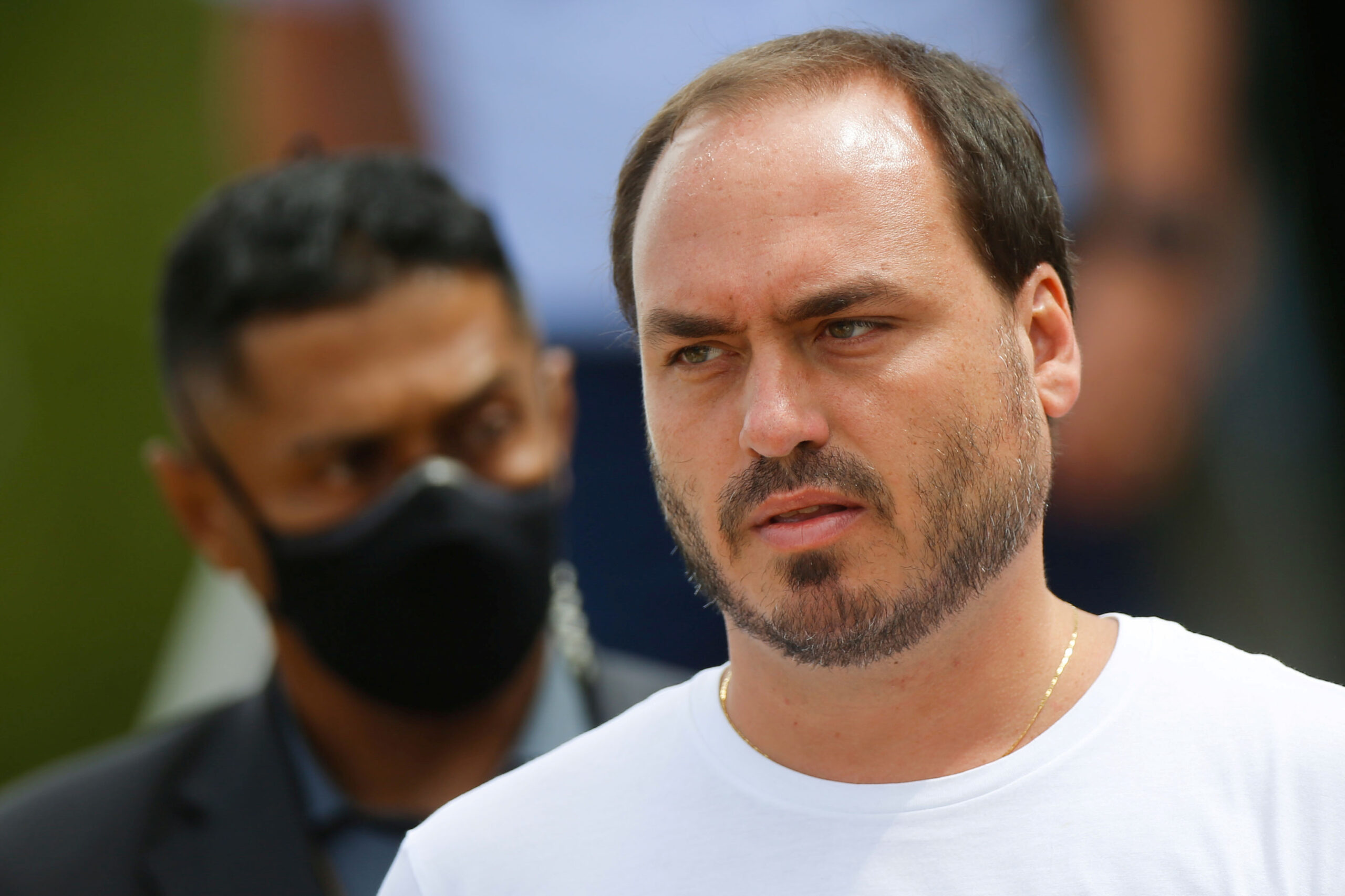 Carlos Bolsonaro alerta Flávio sobre riscos de vice com Romeu Zema