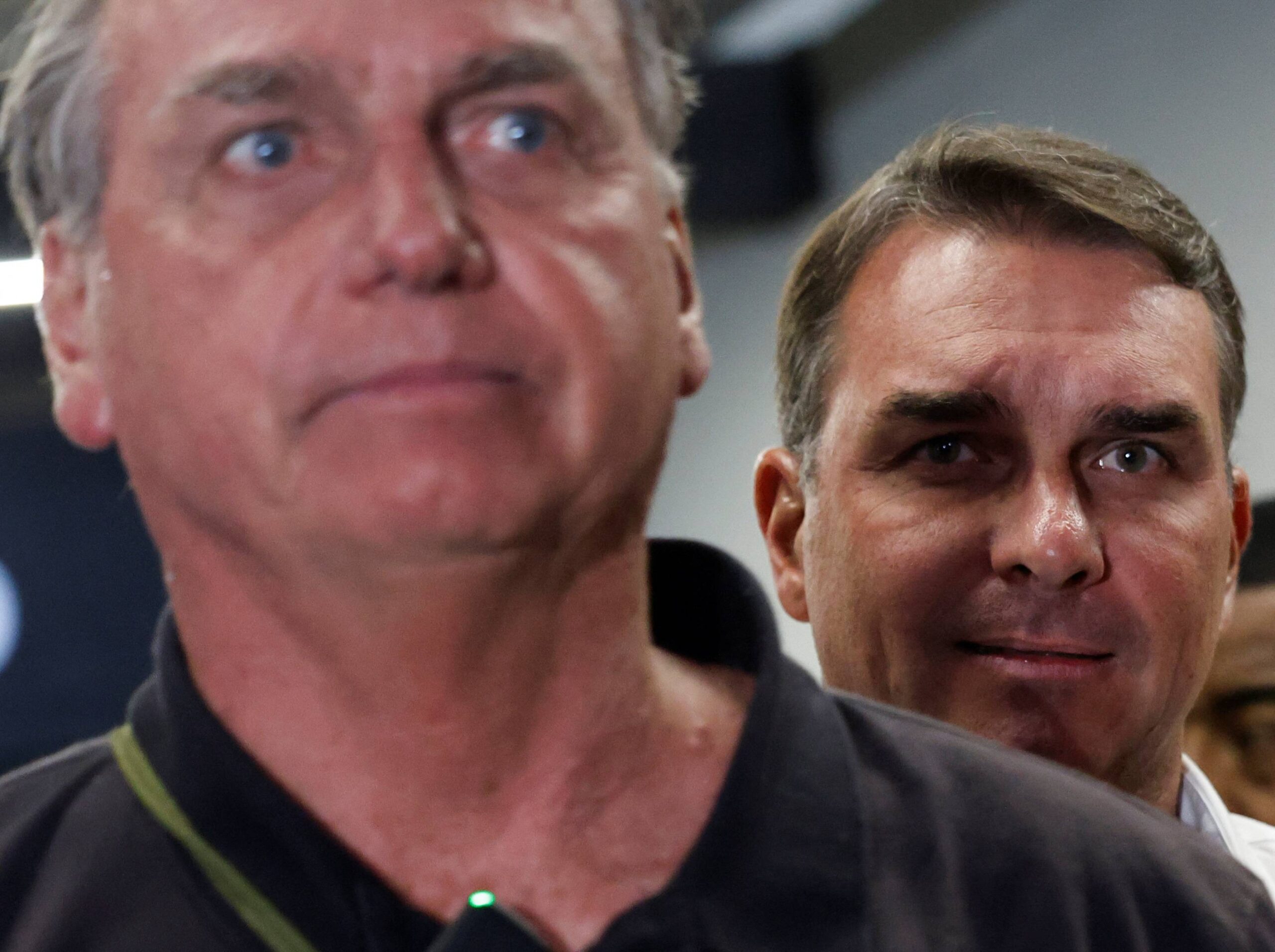 Flávio Bolsonaro afirma que Jair Bolsonaro está bem após relatos de piora