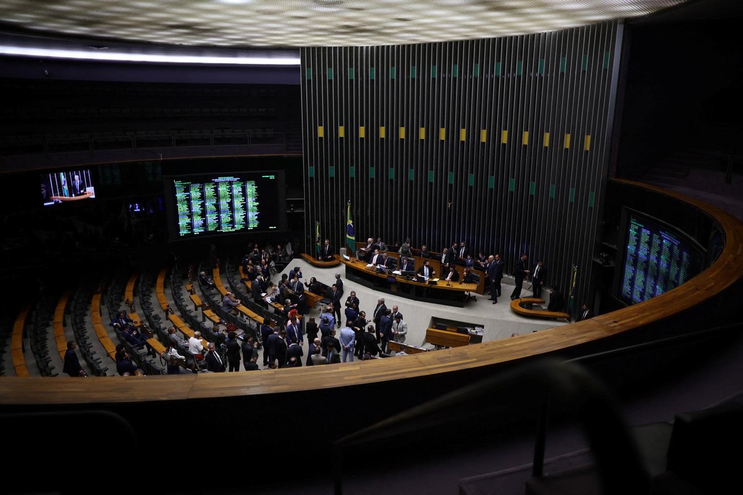 Câmara aprova projeto que reduz áreas protegidas no Pará para viabilizar ferrovia