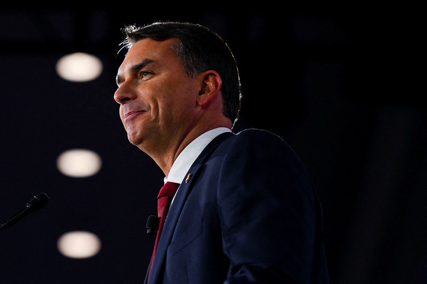 Flávio Bolsonaro defende redução da maioridade penal e castração química para estupradores