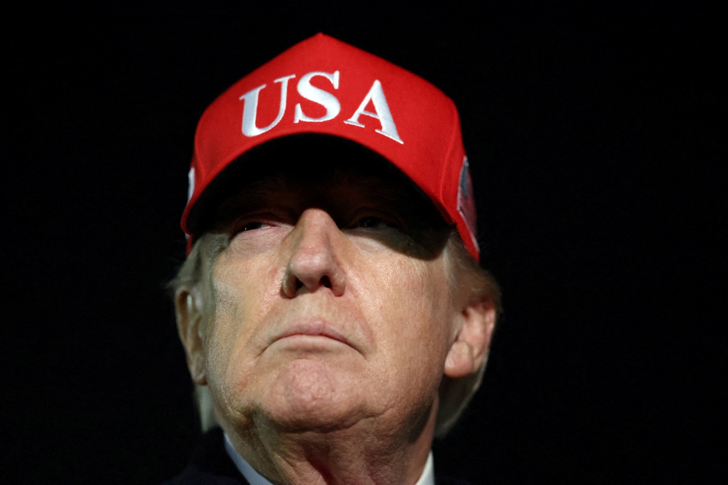 Trump adia decisão e prioriza calma nas negociações com Irã