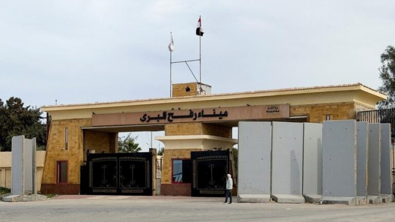 Ataques israelenses intensificam crise em meio a restrições na passagem de Rafah