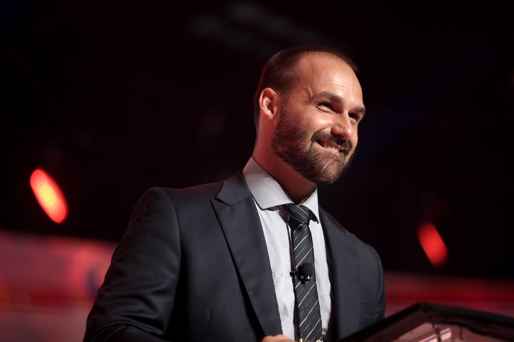 Eduardo Bolsonaro propõe substituir Pix pelo Zelle para negociações comerciais