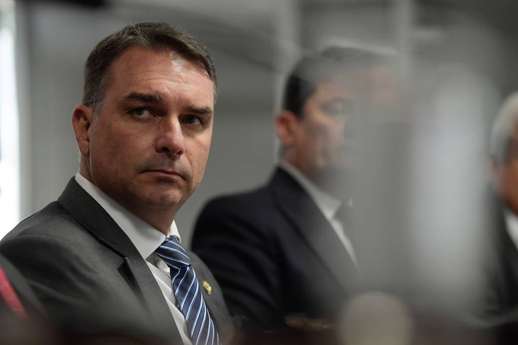 Flávio Bolsonaro propõe classificar PCC, CV e milícias como organizações narcoterroristas