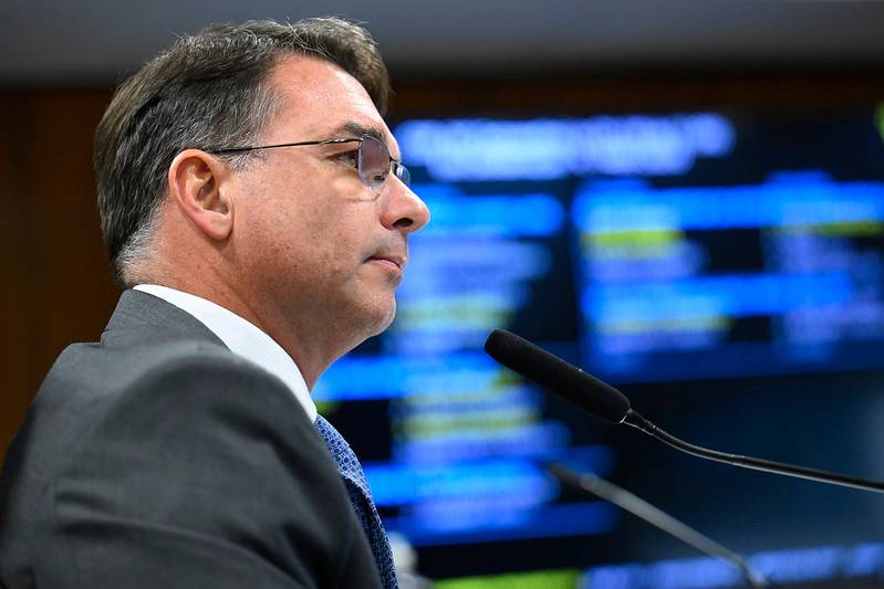 Flávio Bolsonaro propõe castração química e mudanças na maioridade penal