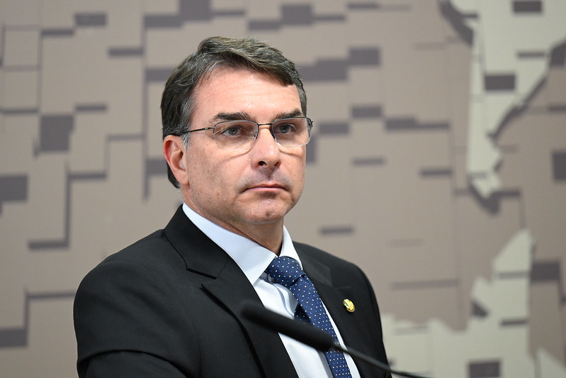 Flávio Bolsonaro reafirma compromisso com fim da reeleição presidencial