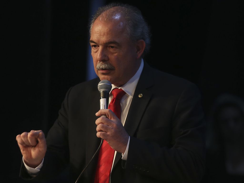 Aloizio Mercadante destaca papel do Estado na proteção da economia aos choques do petróleo