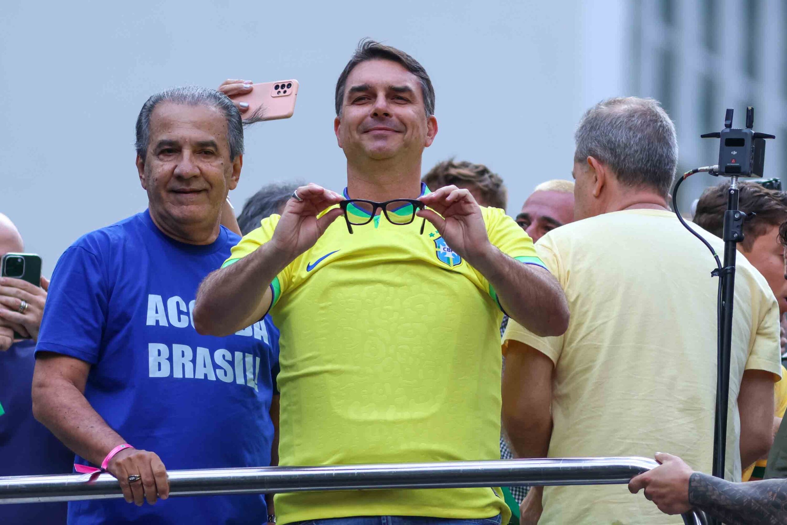 Grupo de Flávio Bolsonaro articula obstrução no Congresso pela sucessão no RJ