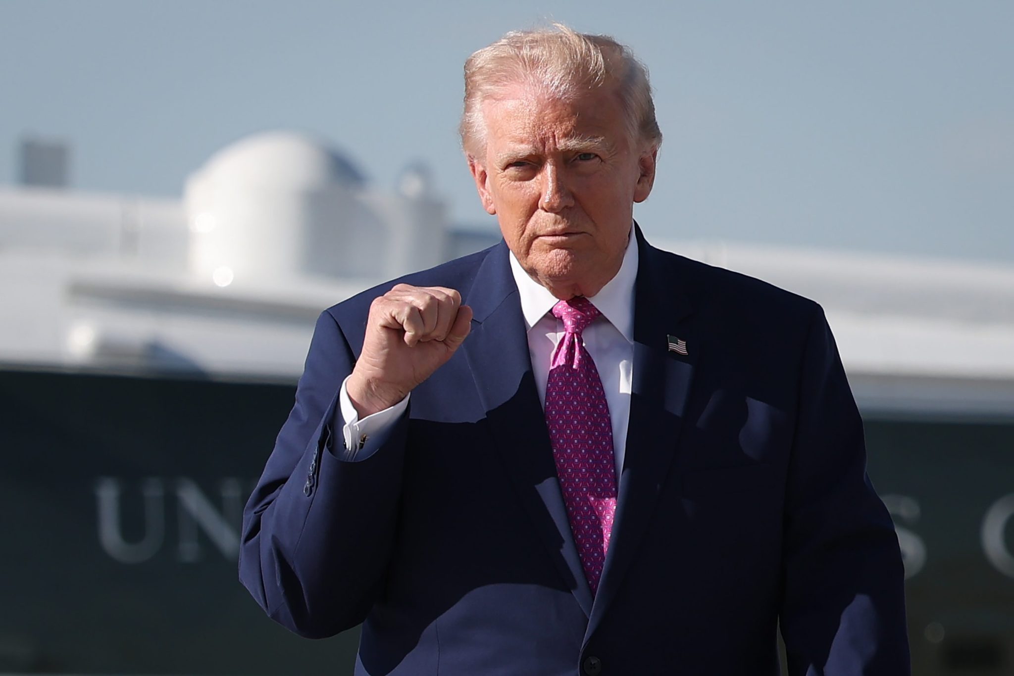 Trump apoia proposta para renomear agência de imigração ICE como NICE