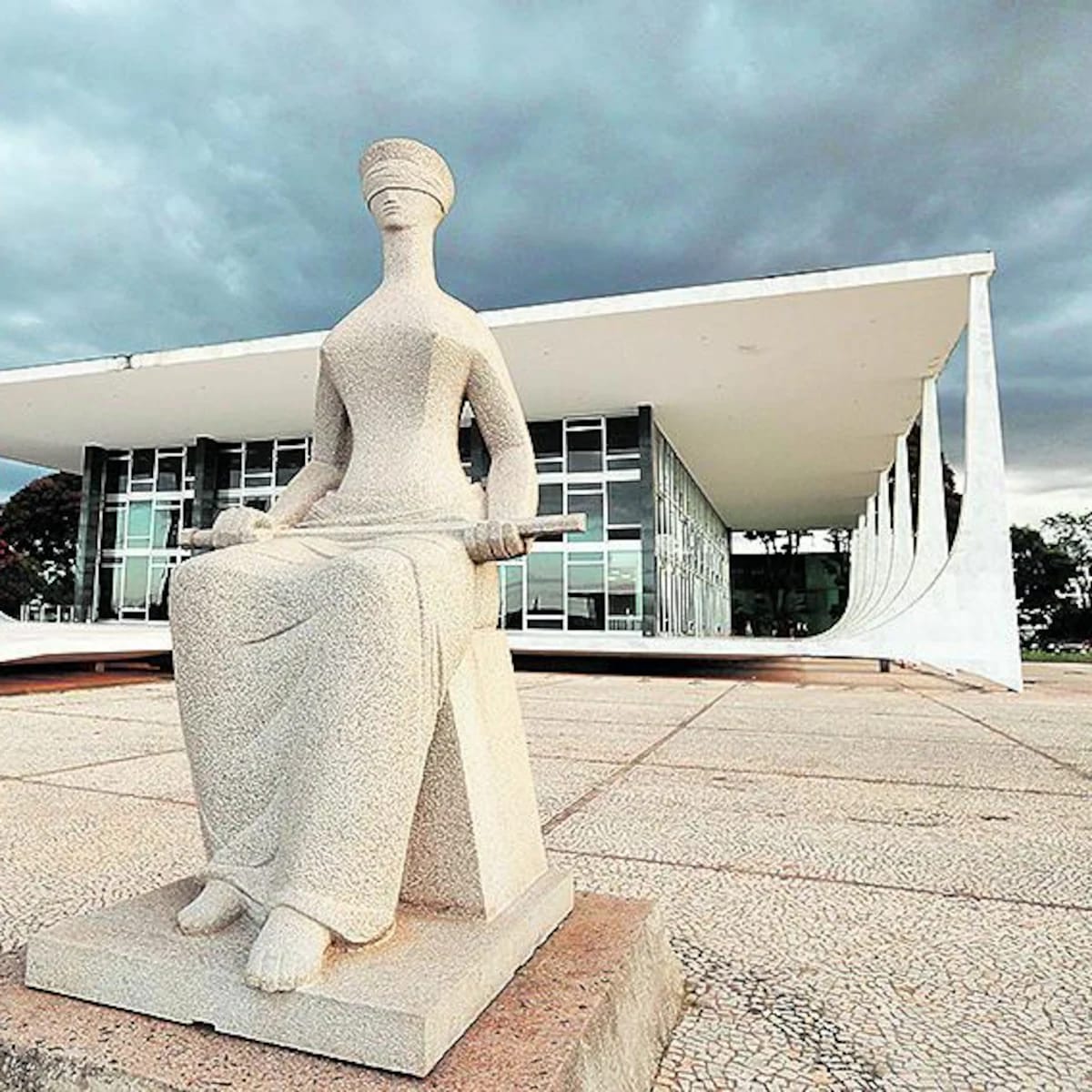 Supremo dividido e sob pressão interna