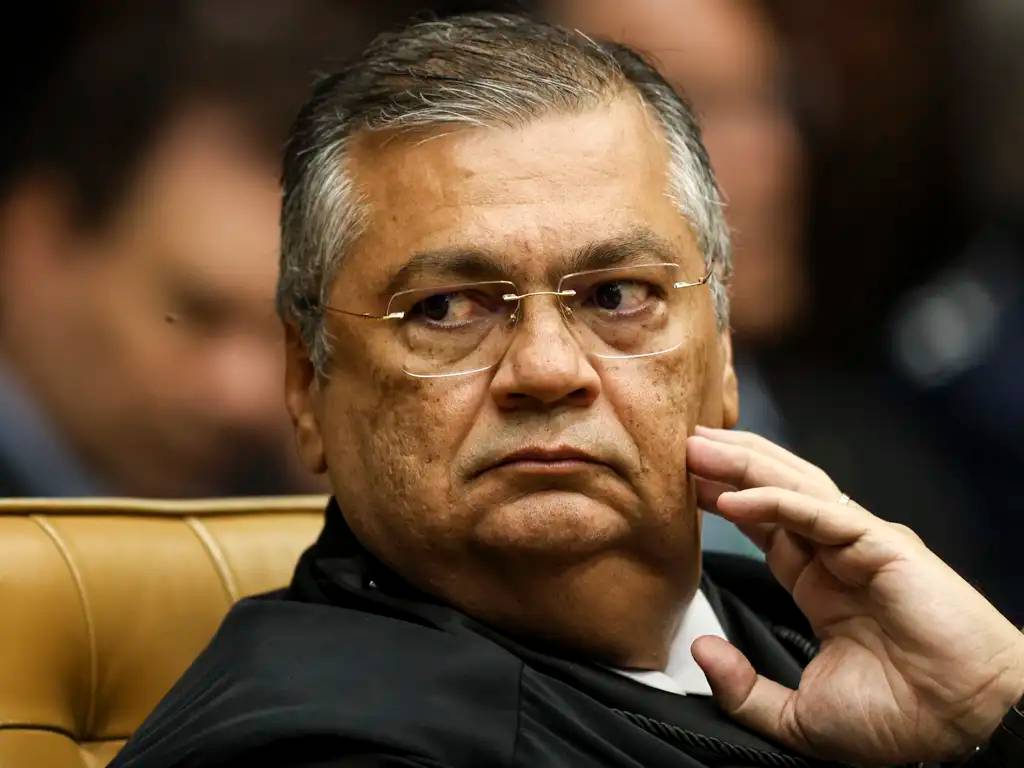 Flávio Dino cobra esclarecimentos sobre viagem internacional de Mário Frias