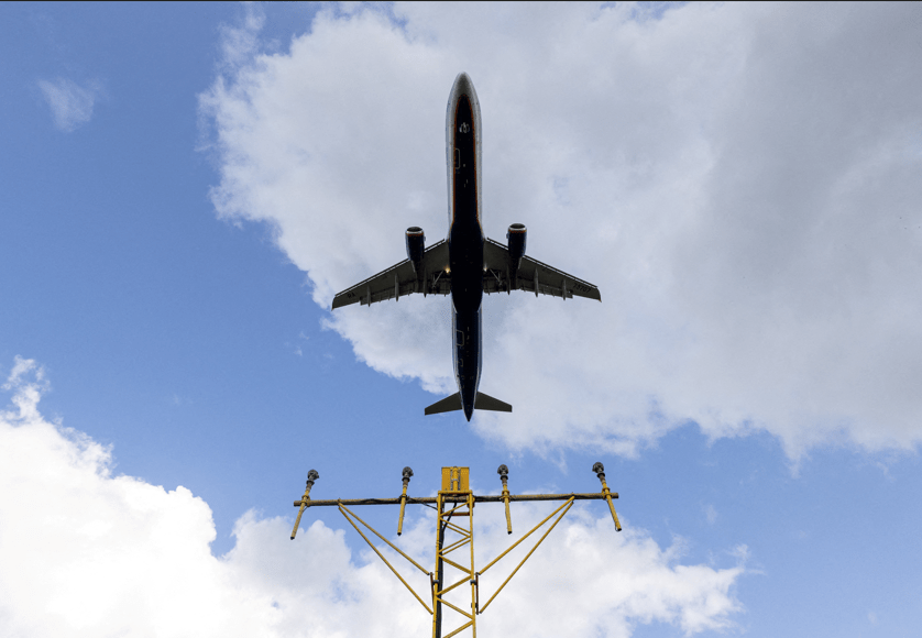 Crise de combustível afeta empresas aéreas e eleva preços de passagens