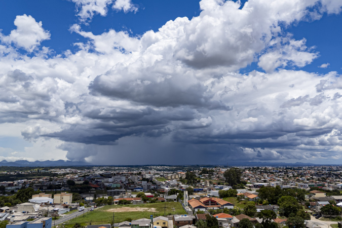 Tempestades retornam ao Paraná com nova frente fria e elevação das temperaturas