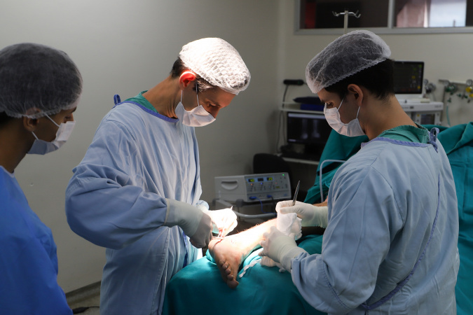 Hospital universitário da Uel realiza cirurgia inédita com biovidro em ortopedia