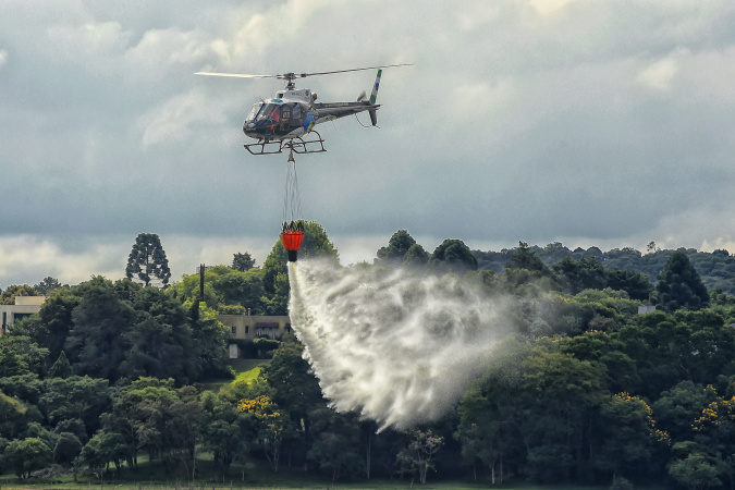 Centro de operações aéreas do IAT aprimora pilotos para combate a incêndios florestais