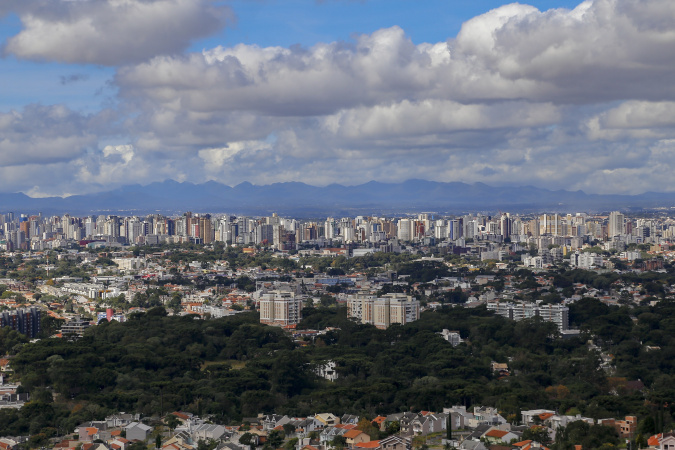 chuvas e calor intenso marcam semana típica de verão no paraná