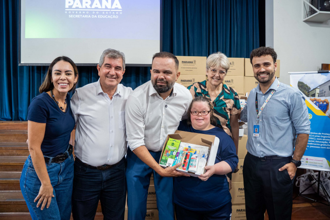 kits escolares começam a ser entregues para alunos das Apaes no Paraná