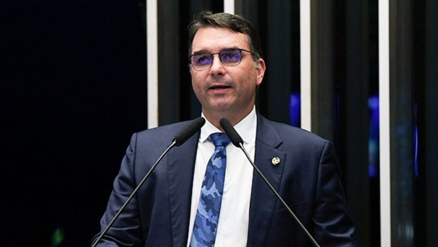 Flávio Bolsonaro critica fim da escala 6×1 e alerta para desemprego em massa