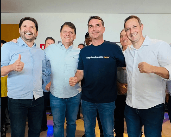 Flávio Bolsonaro destaca capacidade de Tarcísio para presidência e critica tratamento do agro