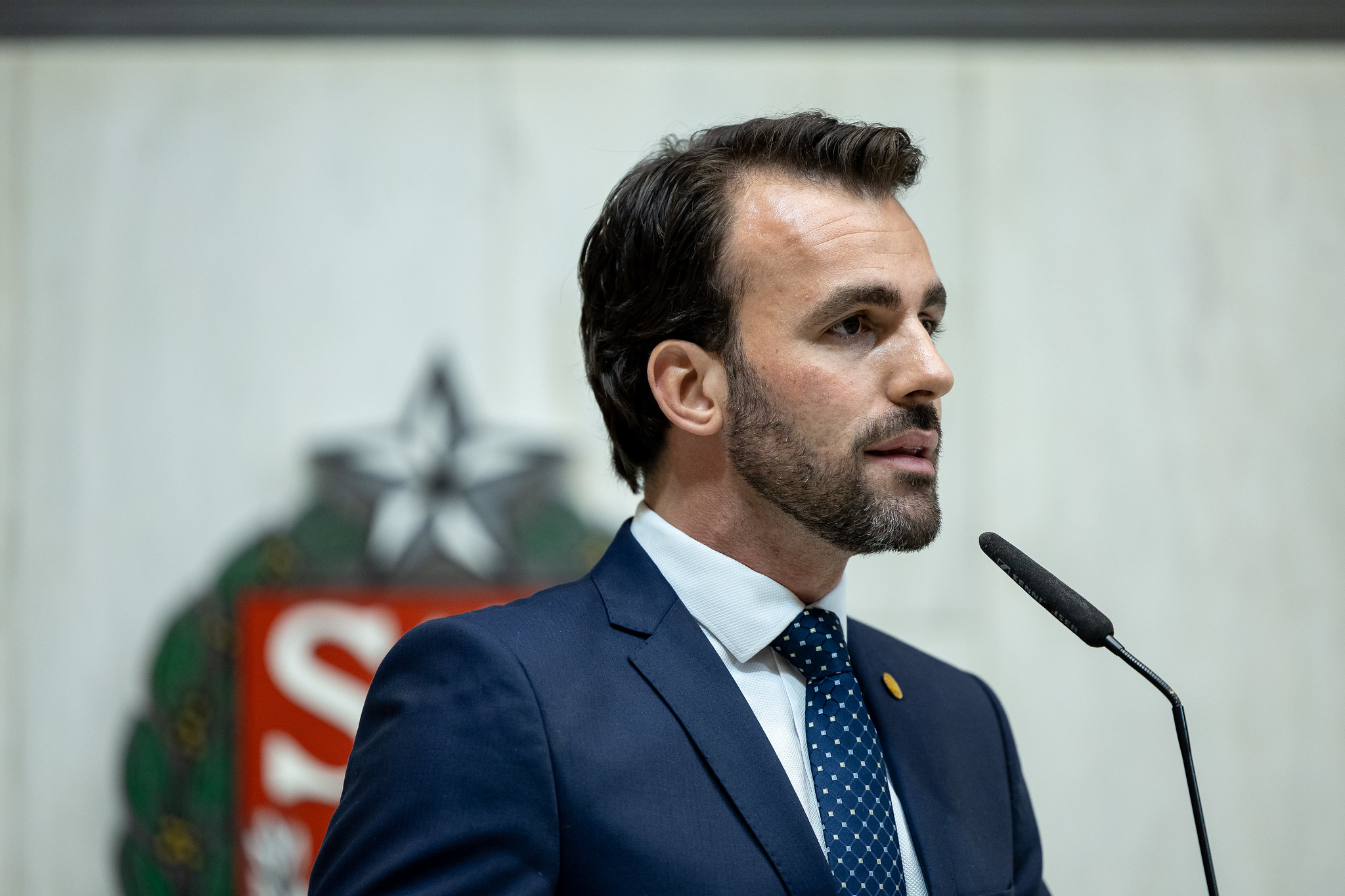 Alesp mantém mandato de Lucas Bove mesmo com acusações de violência de gênero