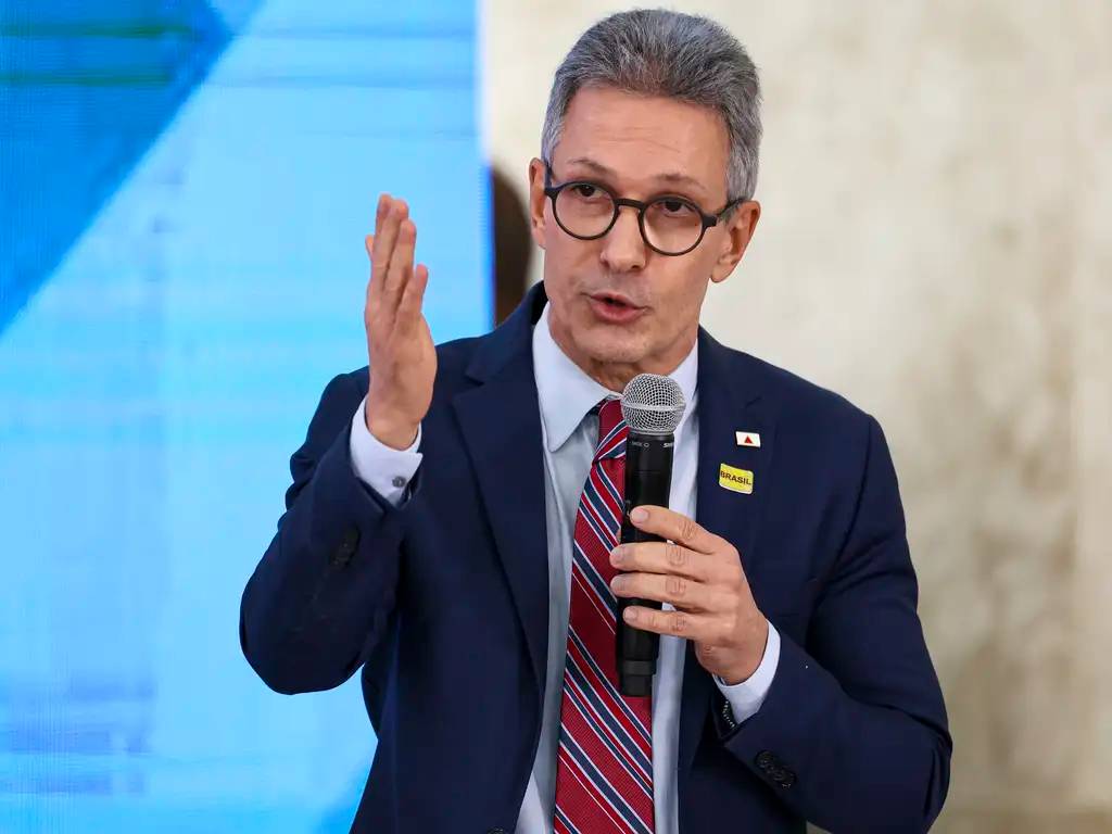 Romeu Zema afirma não ter rabo preso e se distancia de Flávio Bolsonaro