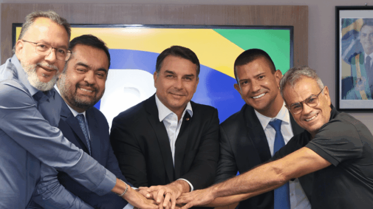 Flávio Bolsonaro nacionaliza a disputa eleitoral no Rio de Janeiro