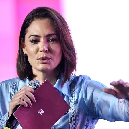 Michelle Bolsonaro é pressionada nas redes por favorecer Tarcísio e ocultar Flávio
