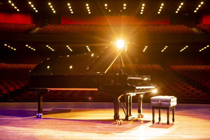 Orquestra sinfônica do Paraná apresenta novo piano Steinway & Sons com Barry Douglas