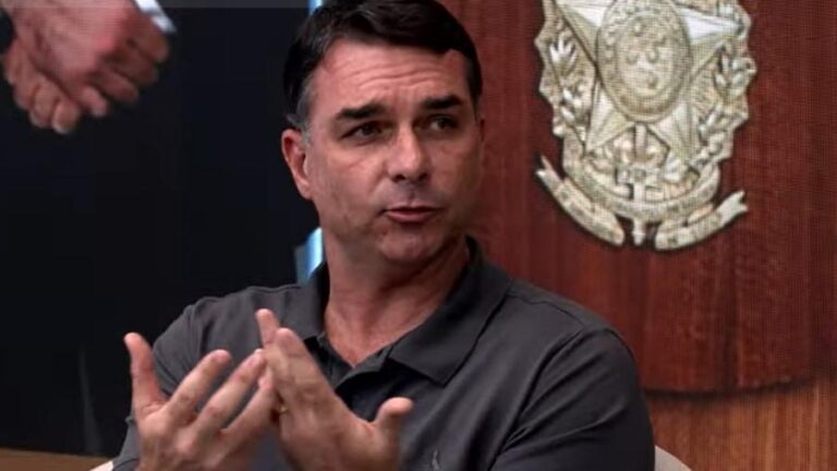 Justiça determina remoção de posts que associam Flávio Bolsonaro ao nazismo