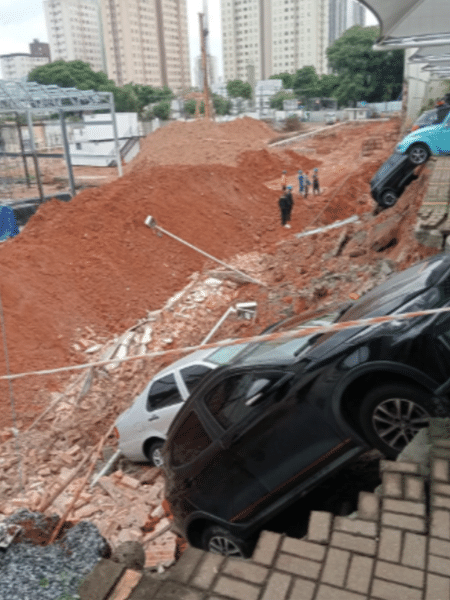 Obra da prefeitura gera cratera que engole veículos na Mooca