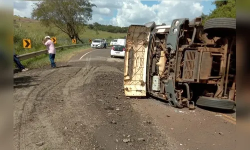 Carreta carregada com cascalho tomba na rodovia do milho entre Novo Itacolomi e Borrazópolis