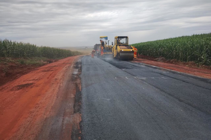 Pr 537 recebe serviços de conservação entre Bela Vista do Paraíso e Florestópolis